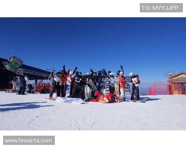 亚布力阳光滑雪场现“财神滑雪”奇景|二次元打扮者雪道演出国风狂欢